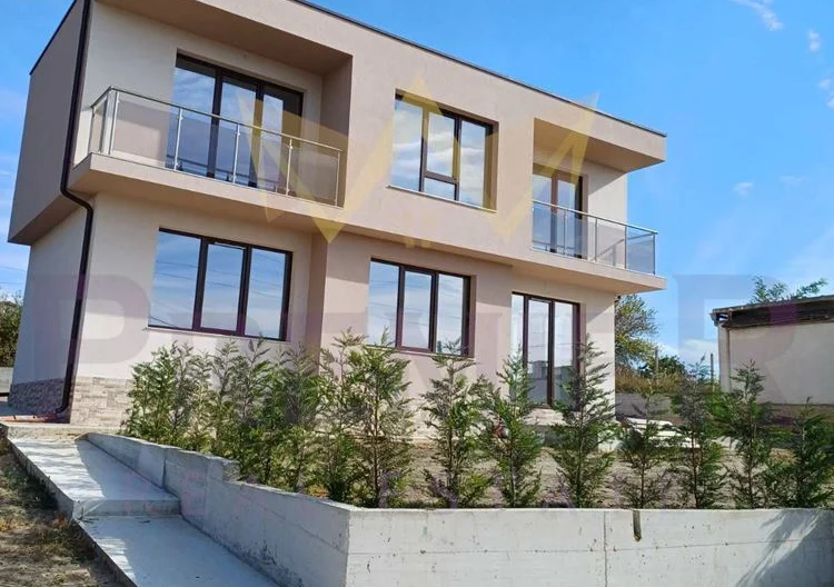 Страхотна двуетажна къща -  - снимка 1 - Имоти Премиер