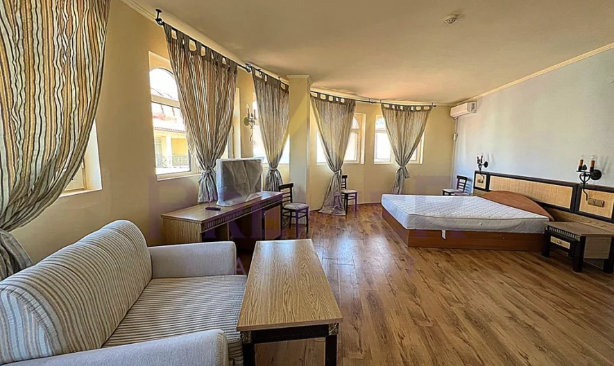 СТРАХОТНО СТУДИО НА ПЪРВА ЛИНИЯ К.К. ЕЛЕНИТЕ -  - снимка 1 - Имоти Премиер