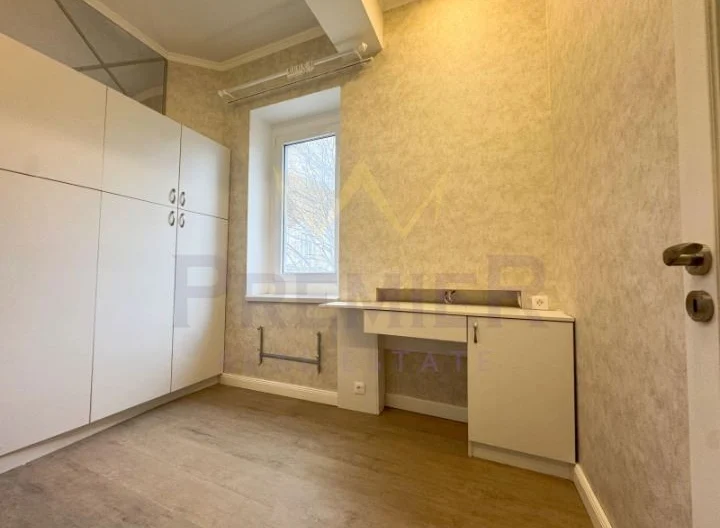 THREE-BEDROOM APARTMENT, IDEAL CENTER -  - snimka 5 - Imoti Premier