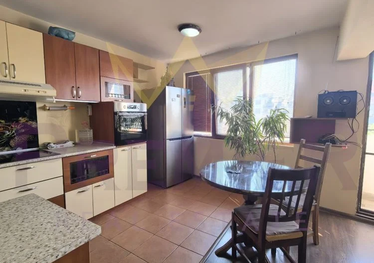 THREE-BEDROOM APARTMENT, KOLHOZEN PAZAR - - snimka 2 - Imoti Premier