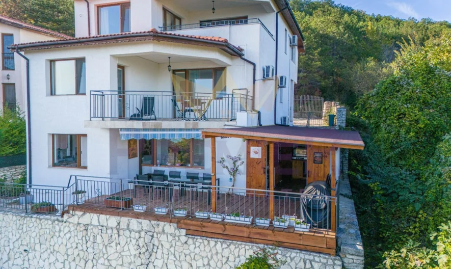 Three-storey house with sea panorama, swimming pool and garage -  - snimka 2 - Imoti Premier