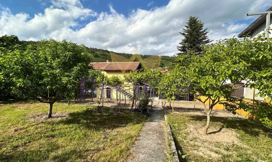 Three-storey house with yard offering partial sea views -  - snimka 1 - Imoti Premier