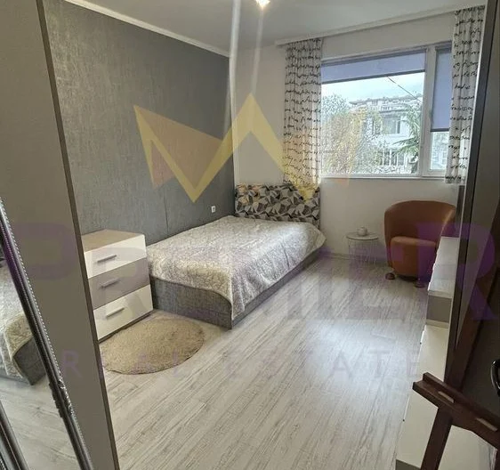 Top location! Furnished 4-room apartment minutes from BFU -  - snimka 7 - Imoti Premier