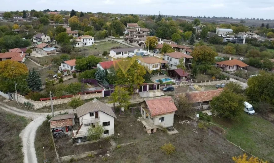 Трёхэтажный дом с двором и панорамой леса в с. Климентово -  - снимка 1 - Имоти Премиер