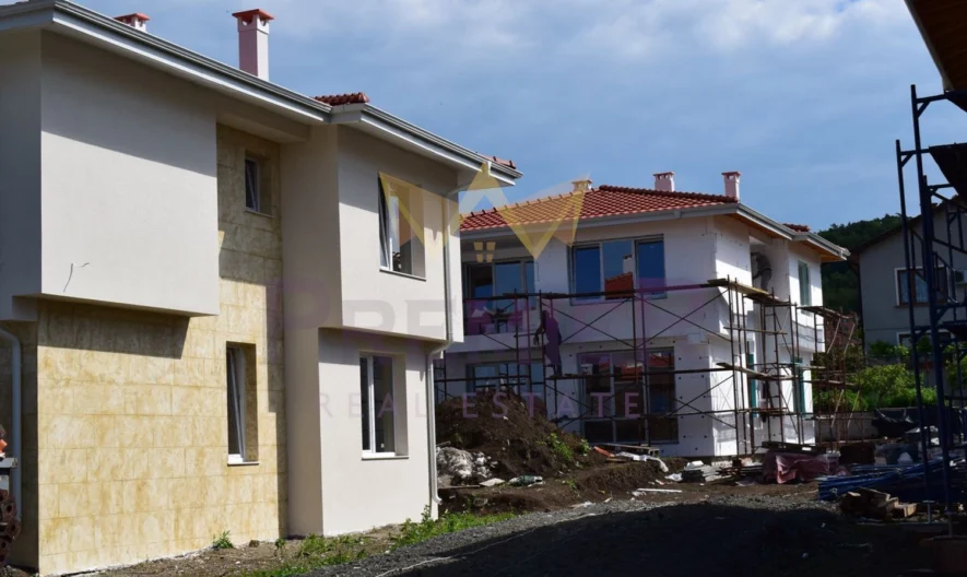 Три Самостоятелни Двуетажни Къщи с двор в с. Веселие, общ. Приморско - - снимка 12 - Имоти Премиер