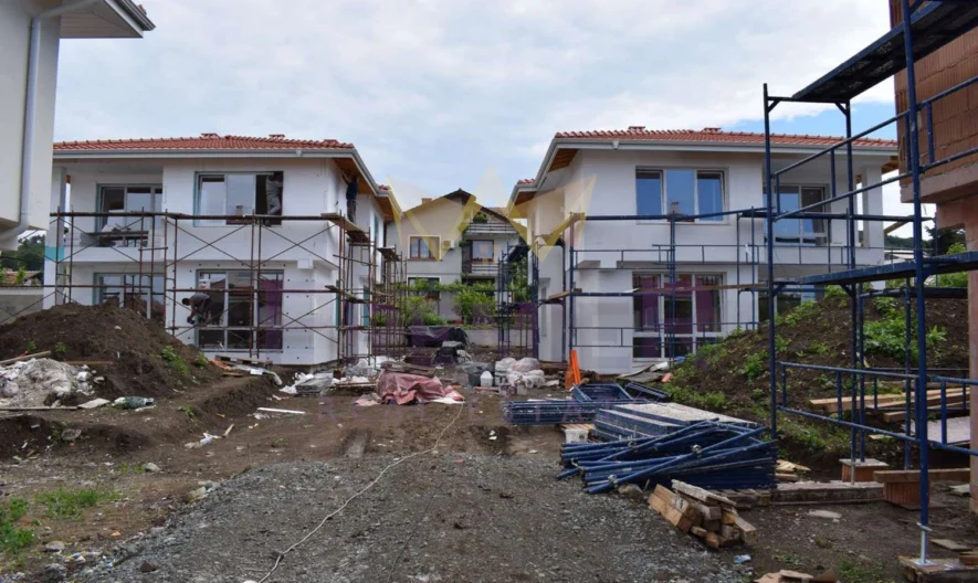 Три Самостоятелни Двуетажни Къщи с двор в с. Веселие, общ. Приморско -  - снимка 14 - Имоти Премиер