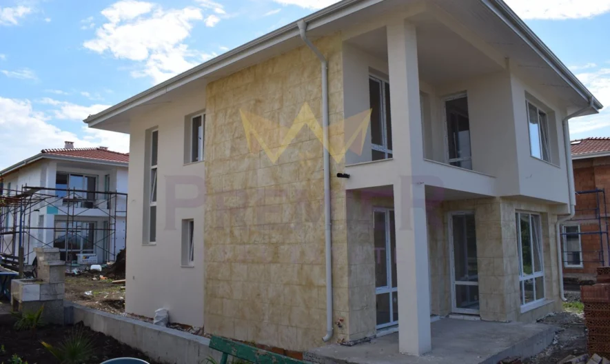 Три Самостоятелни Двуетажни Къщи с двор в с. Веселие, общ. Приморско -  - снимка 15 - Имоти Премиер