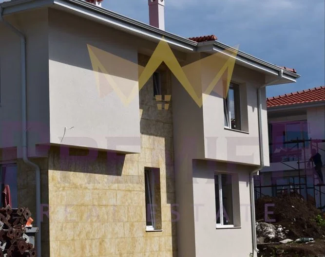 Три Самостоятелни Двуетажни Къщи с двор в с. Веселие, общ. Приморско - - снимка 16 - Имоти Премиер