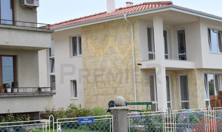 Три Самостоятелни Двуетажни Къщи с двор в с. Веселие, общ. Приморско - - снимка 7 - Имоти Премиер