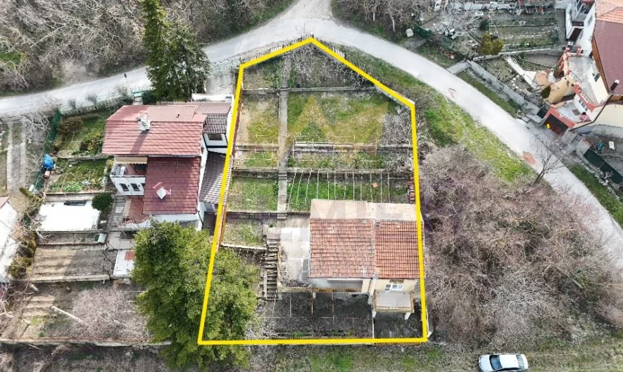 Триетажна къща (170 кв.м.) с двор (750кв.м.) с частична морска панорама на една от близките вилни зони в гр. Балчик, обл. До -  - снимка 1 - Имоти Премиер