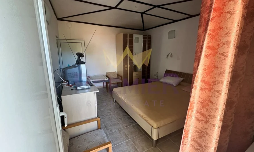 Триетажна къща (170 кв.м.) с двор (750кв.м.) с частична морска панорама на една от близките вилни зони в гр. Балчик, обл. До -  - снимка 12 - Имоти Премиер