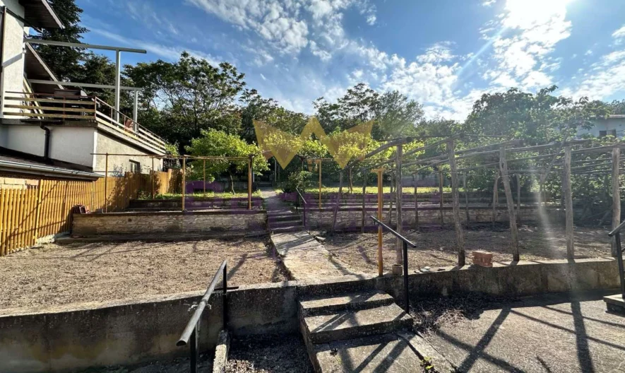 Триетажна къща (170 кв.м.) с двор (750кв.м.) с частична морска панорама на една от близките вилни зони в гр. Балчик, обл. До -  - снимка 18 - Имоти Премиер