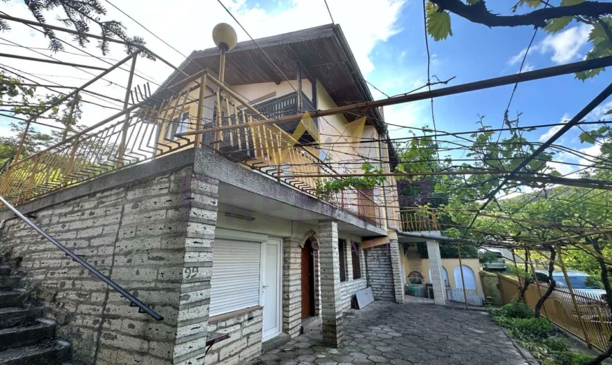 Триетажна къща (170 кв.м.) с двор (750кв.м.) с частична морска панорама на една от близките вилни зони в гр. Балчик, обл. До -  - снимка 2 - Имоти Премиер