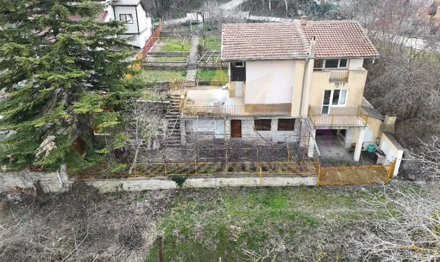 Триетажна къща (170 кв.м.) с двор (750кв.м.) с частична морска панорама на една от близките вилни зони в гр. Балчик, обл. До -  - снимка 2 - Имоти Премиер