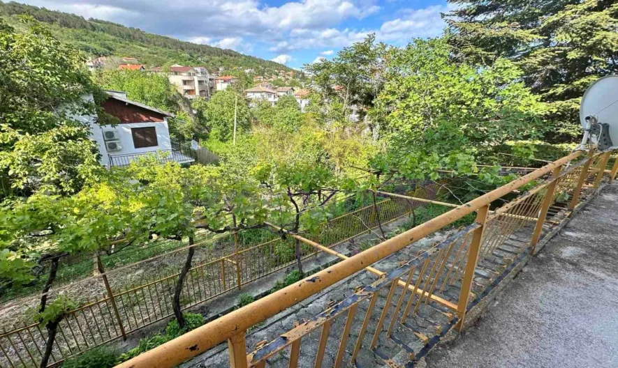 Триетажна къща (170 кв.м.) с двор (750кв.м.) с частична морска панорама на една от близките вилни зони в гр. Балчик, обл. До -  - снимка 20 - Имоти Премиер