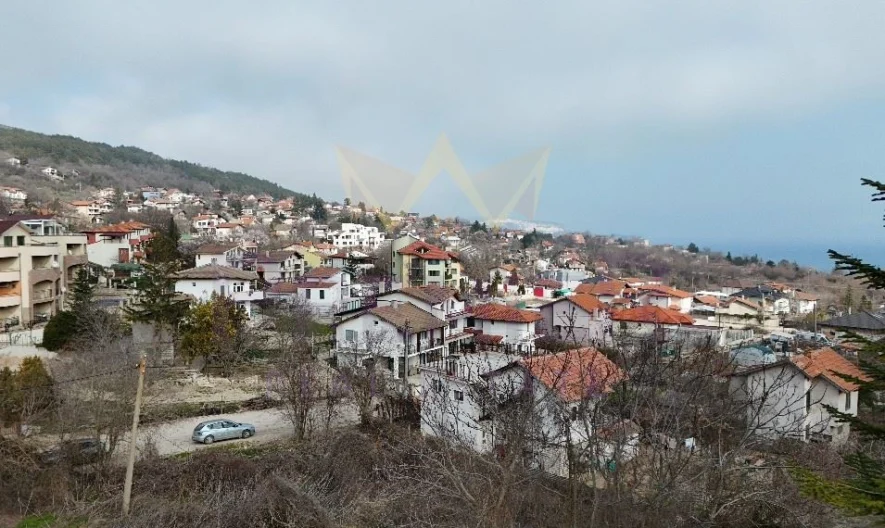 Триетажна къща (170 кв.м.) с двор (750кв.м.) с частична морска панорама на една от близките вилни зони в гр. Балчик, обл. До -  - снимка 22 - Имоти Премиер