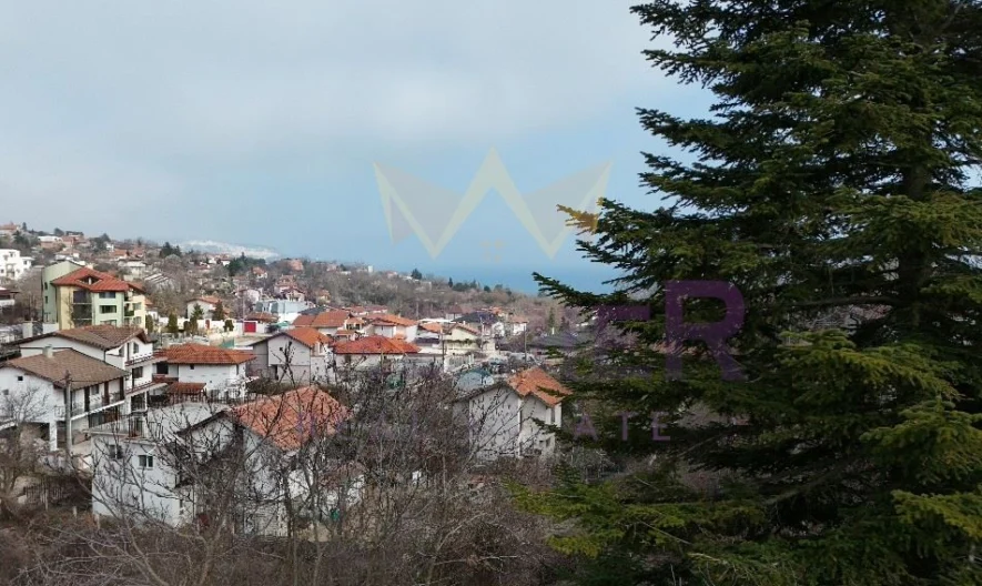 Триетажна къща (170 кв.м.) с двор (750кв.м.) с частична морска панорама на една от близките вилни зони в гр. Балчик, обл. До -  - снимка 3 - Имоти Премиер