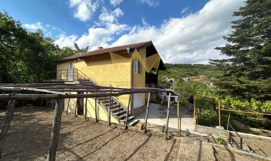 Триетажна къща (170 кв.м.) с двор (750кв.м.) с частична морска панорама на една от близките вилни зони в гр. Балчик, обл. До -  - снимка 5 - Имоти Премиер