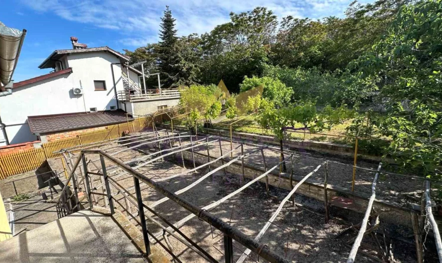 Триетажна къща (170 кв.м.) с двор (750кв.м.) с частична морска панорама на една от близките вилни зони в гр. Балчик, обл. До -  - снимка 7 - Имоти Премиер