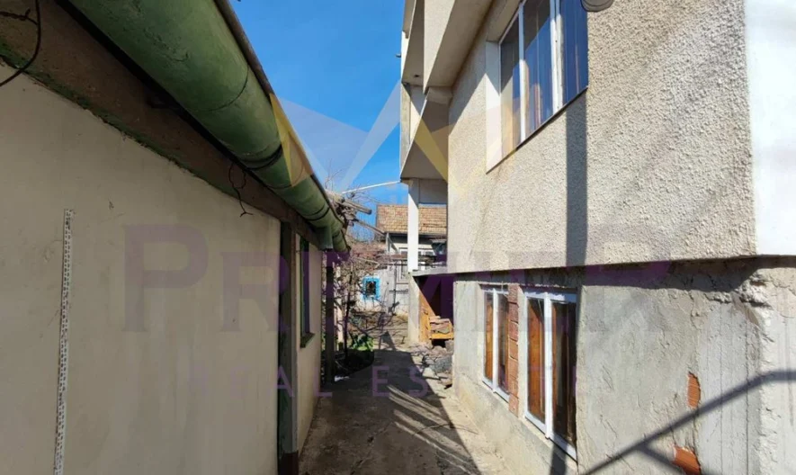 Триетажна къща гр.Балчик с гараж  и голям двор -  - снимка 8 - Имоти Премиер