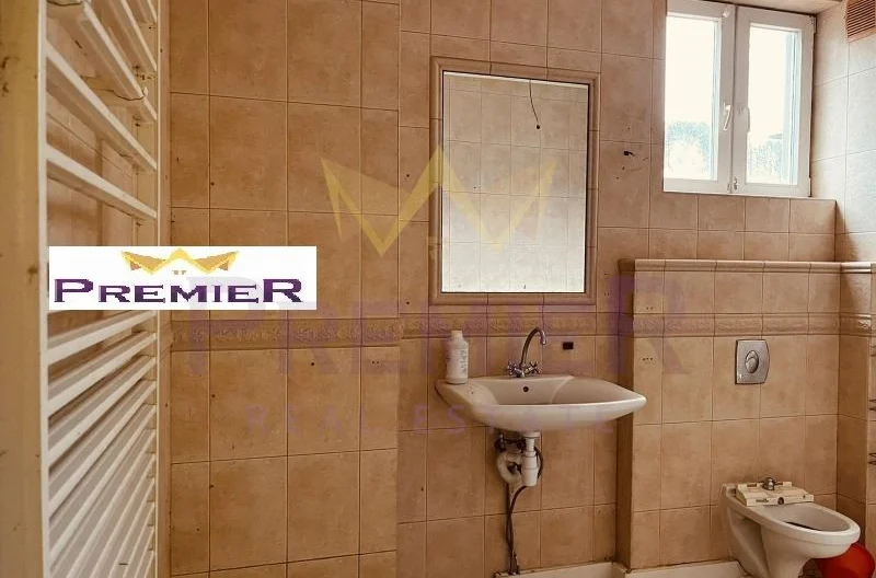 Триетажна къща кв.Виница - - снимка 8 - Имоти Премиер