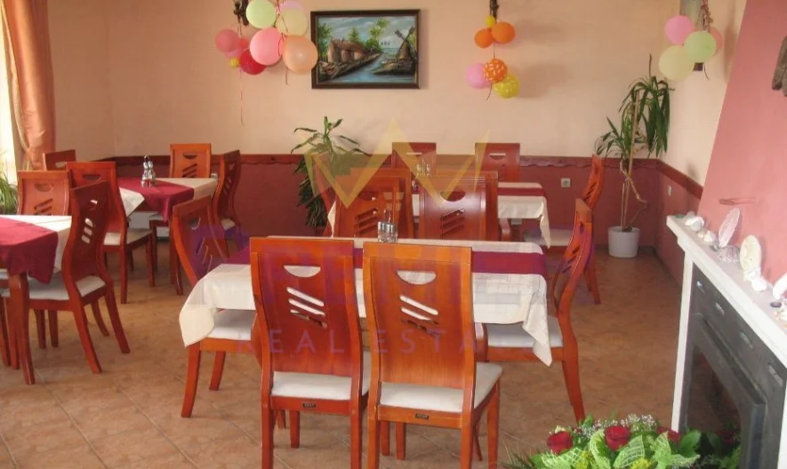 Триетажна къща с басейн в с.Близнаци -  - снимка 8 - Имоти Премиер