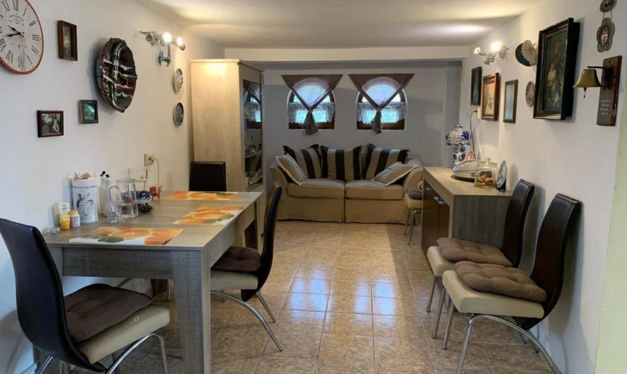 Триетажна къща с двор, гараж и лятна кухня в с. Извор -  - снимка 1 - Имоти Премиер