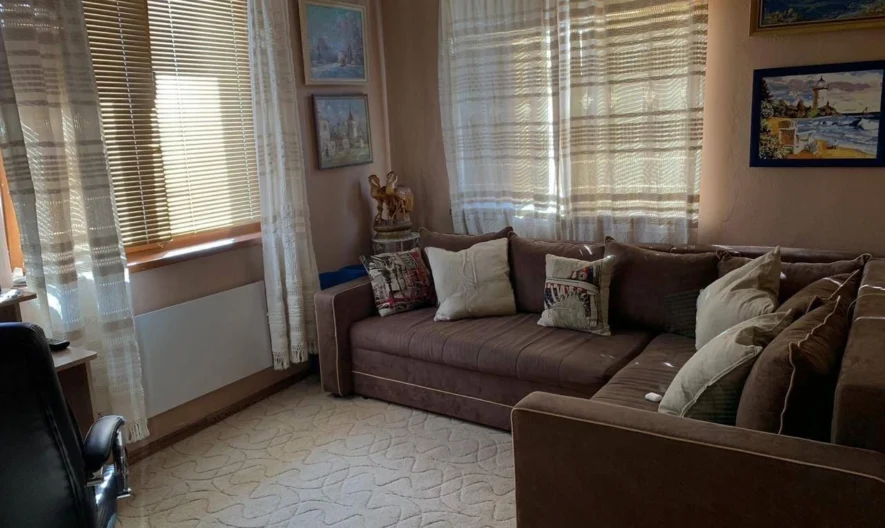 Триетажна къща с двор, гараж и лятна кухня в с. Извор -  - снимка 3 - Имоти Премиер