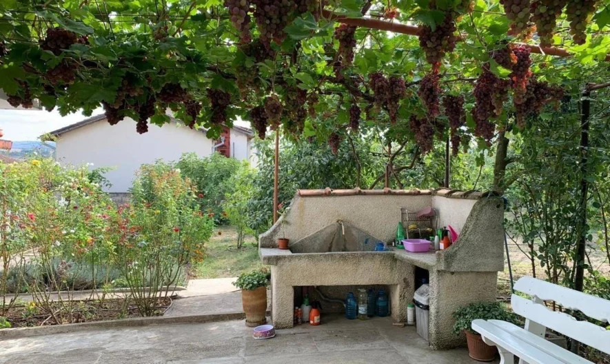 Триетажна къща с двор, гараж и лятна кухня в с. Извор -  - снимка 8 - Имоти Премиер