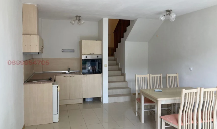 Триетажна къща с двор в затворен комплекс  Harmony Hills -  - снимка 1 - Имоти Премиер