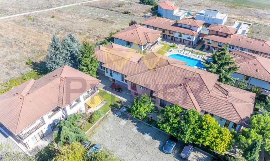 Триетажна къща с двор в затворен комплекс  Harmony Hills -  - снимка 10 - Имоти Премиер