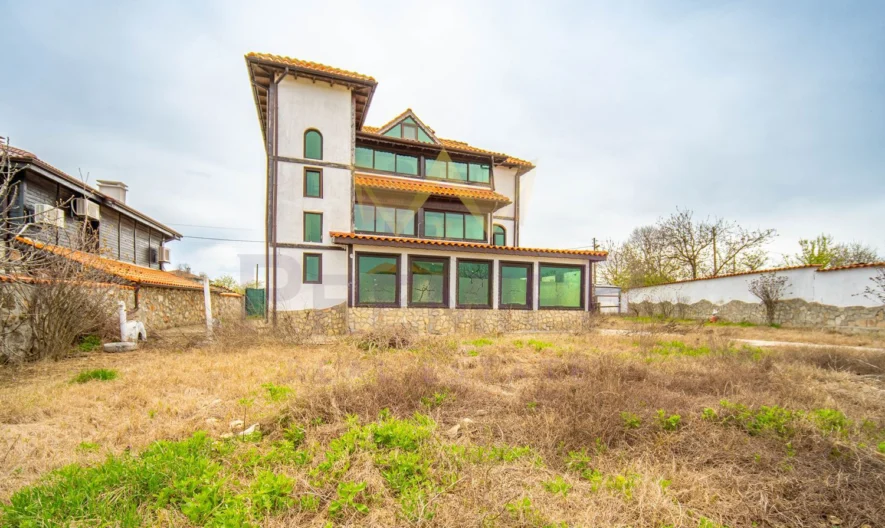 Триетажна къща с голям двор и стархотна морска панорама в с. Тюленово -  - снимка 3 - Имоти Премиер