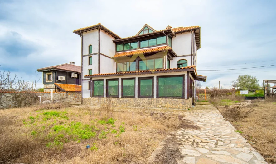 Триетажна къща с голям двор и стархотна морска панорама в с. Тюленово -  - снимка 4 - Имоти Премиер