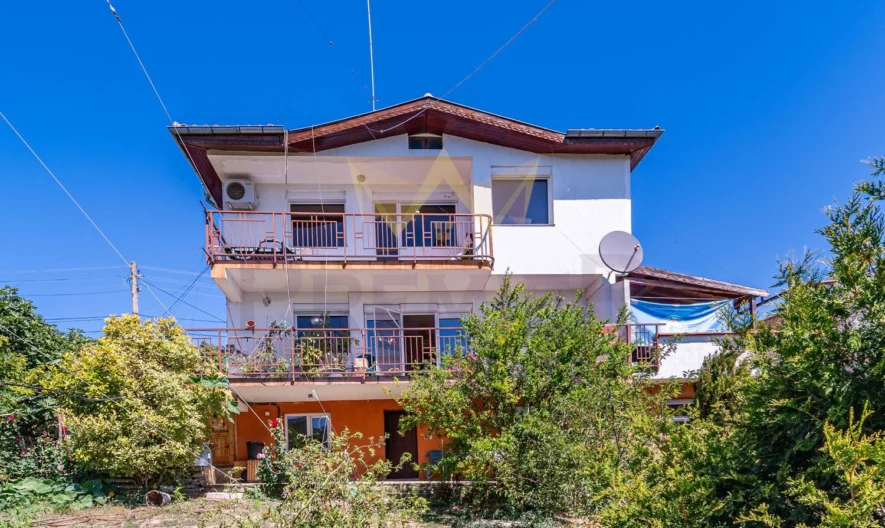 Триетажна къща с изглед към морето -  - снимка 1 - Имоти Премиер