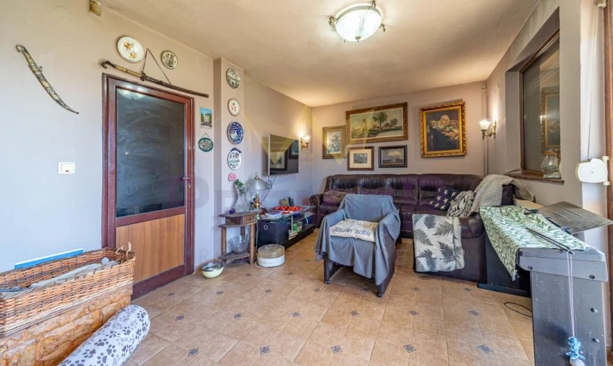 Триетажна къща с изглед към морето - - снимка 3 - Имоти Премиер