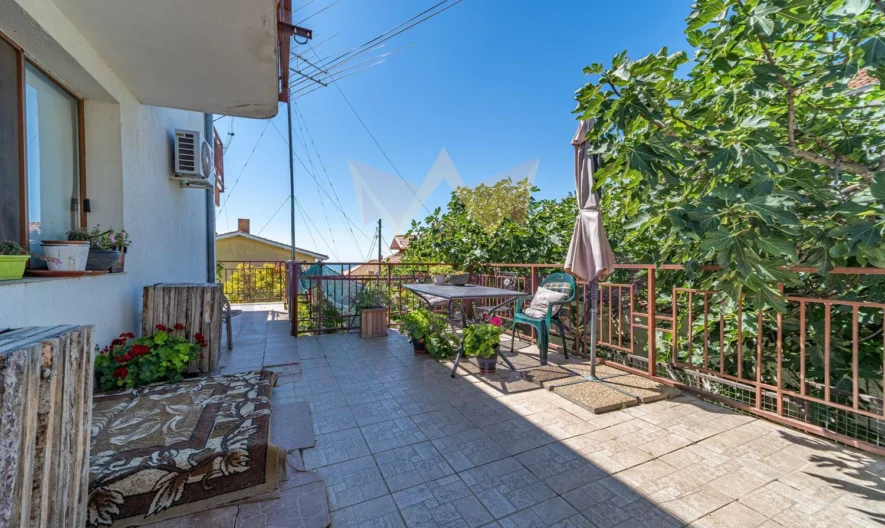 Триетажна къща с изглед към морето -  - снимка 9 - Имоти Премиер