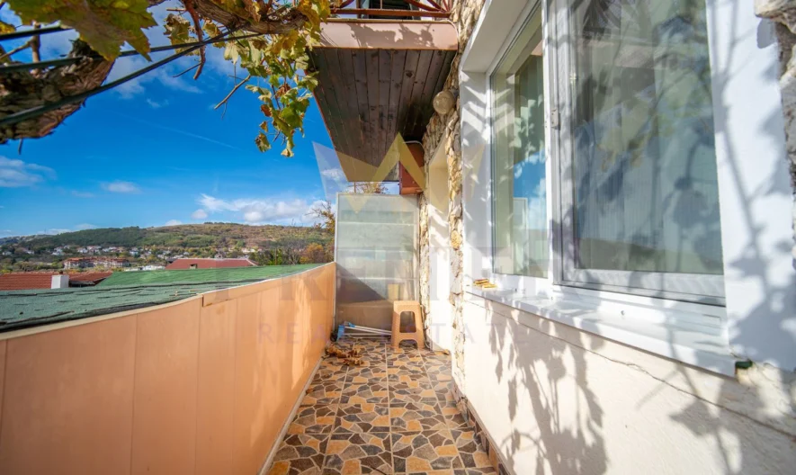 Триетажна къща с морска гледка в град Балчик . - - снимка 13 - Имоти Премиер