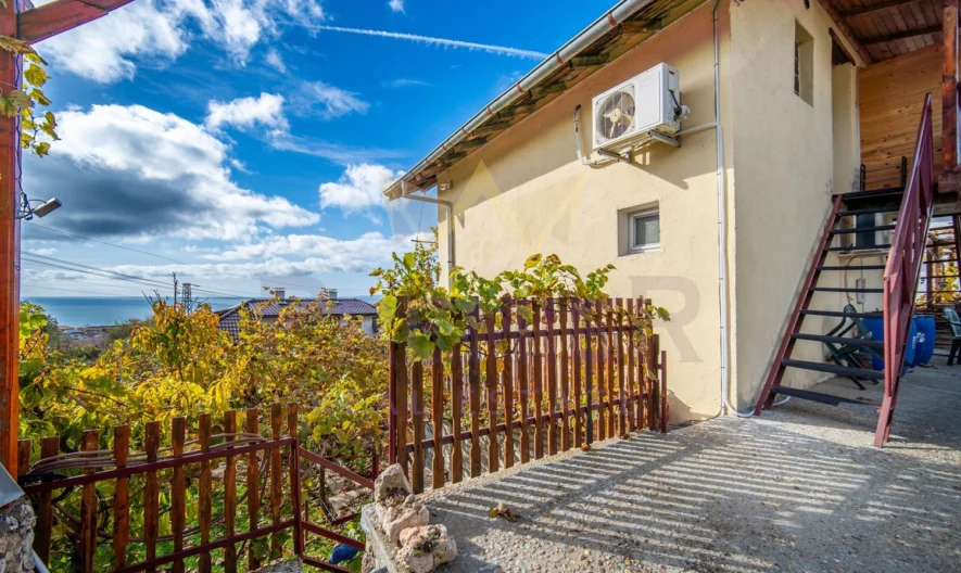 Триетажна къща с морска гледка в град Балчик . -  - снимка 18 - Имоти Премиер