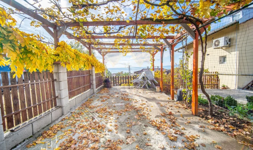 Триетажна къща с морска гледка в град Балчик . - - снимка 23 - Имоти Премиер