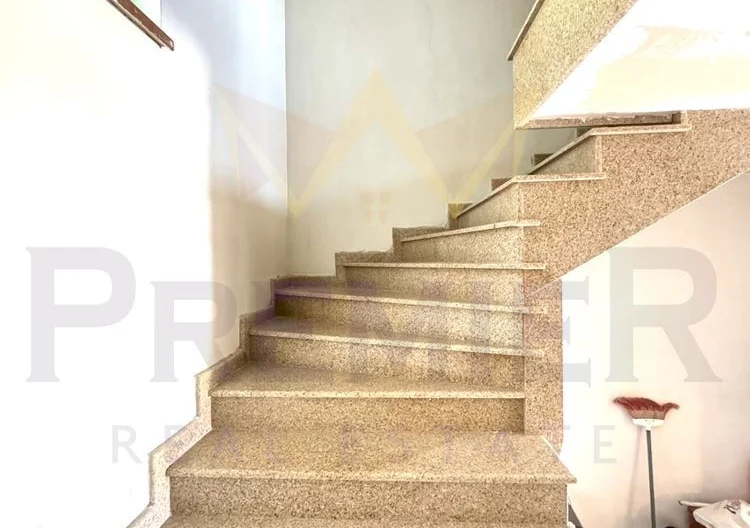 ТРИЕТАЖНА къща с РЗП – 390кв, и двор – 850кв.м. -  - снимка 6 - Имоти Премиер