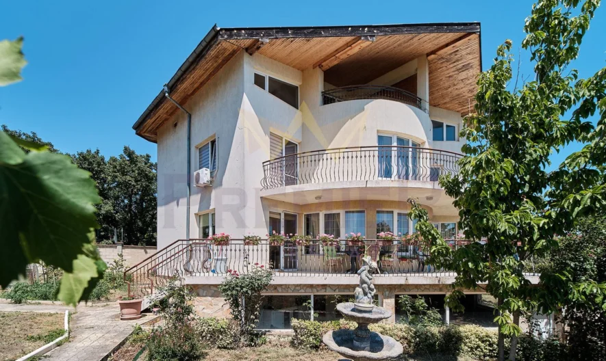 Триетажна къща със спираща дъха морска панорама - - снимка 1 - Имоти Премиер