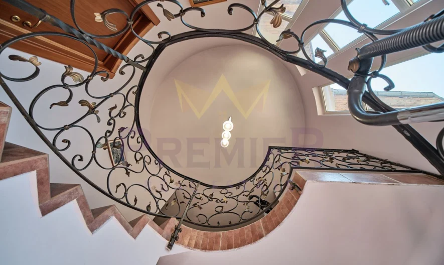 Триетажна къща със спираща дъха морска панорама - - снимка 11 - Имоти Премиер