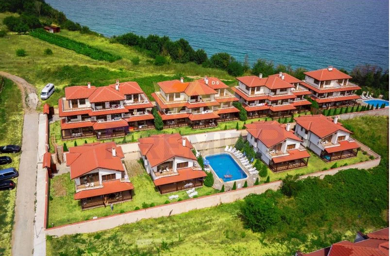 Триетажна къща в гр. Бяла -  - снимка 1 - Имоти Премиер