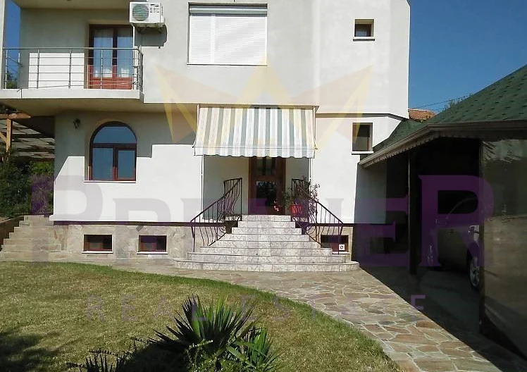 Триетажна къща в м-т Изгрев Супер Локация  с асфалтов достъп -  - снимка 1 - Имоти Премиер