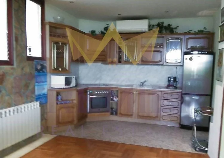 Триетажна къща в м-т Изгрев Супер Локация  с асфалтов достъп -  - снимка 3 - Имоти Премиер