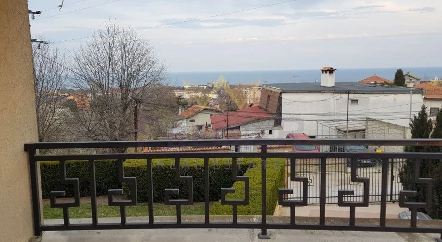 ТРИЕТАЖНА КЪЩА В М-Т ТРАКАТА - - снимка 1 - Имоти Премиер