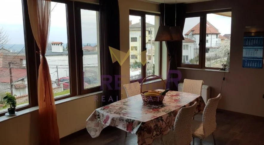 ТРИЕТАЖНА КЪЩА В М-Т ТРАКАТА - - снимка 3 - Имоти Премиер