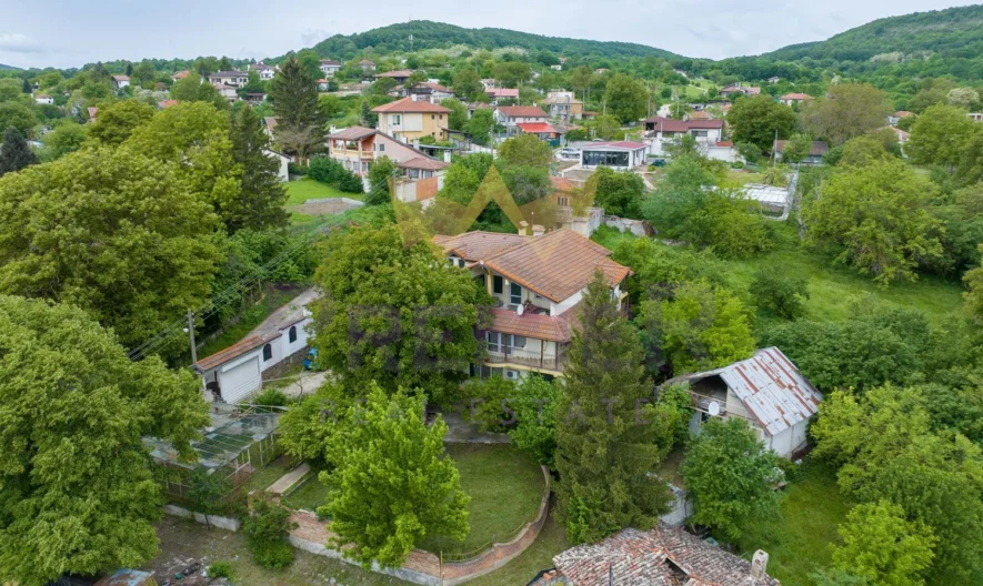 Триетажна къща в с. Долище -  - снимка 1 - Имоти Премиер