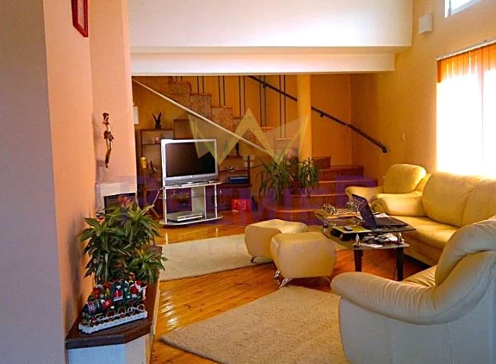 Триетажна къща в с.Бистрица -  - снимка 2 - Имоти Премиер