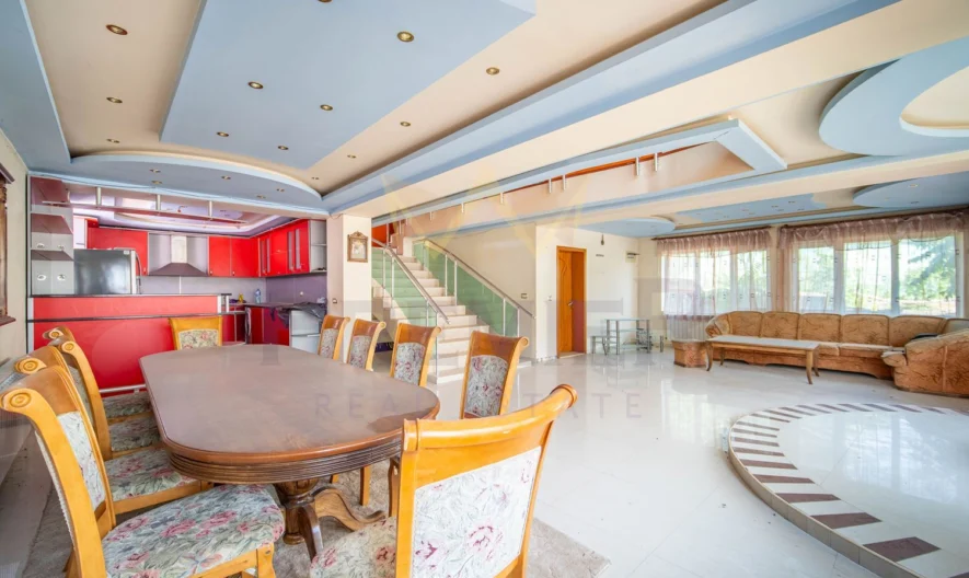 Триетажна къща в центъра на с. Игнатиево -  - снимка 1 - Имоти Премиер